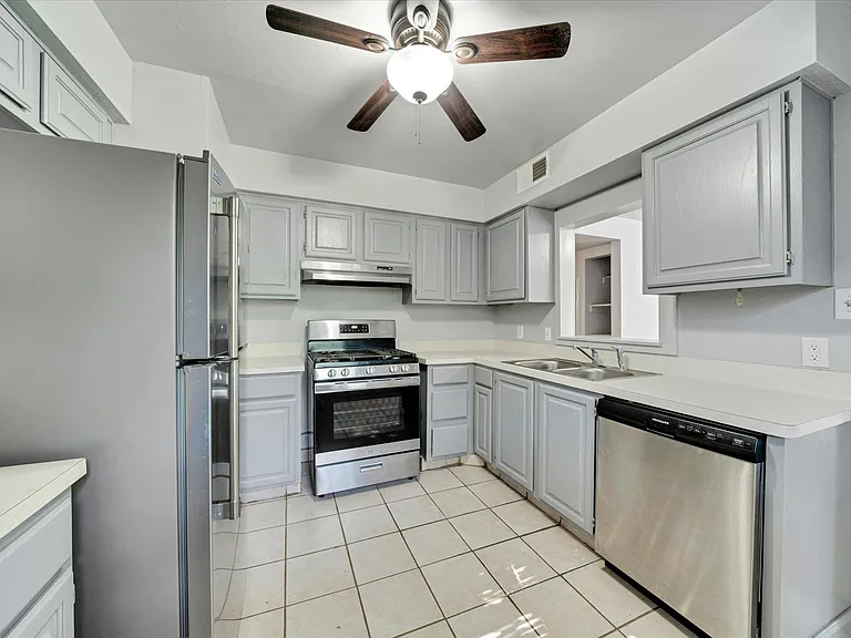 1130 Bois Darc St — Photo 8