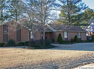 104 Cambridge Ln, Rainbow City, AL 35906