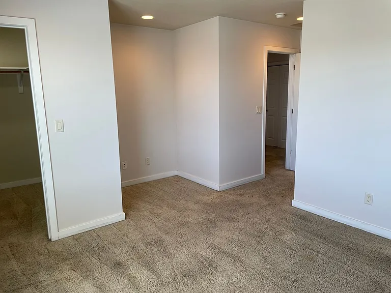 527 E St NE — Photo 18