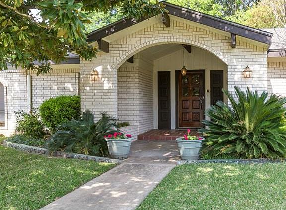 3rd image of 8904 Balcones Club Dr