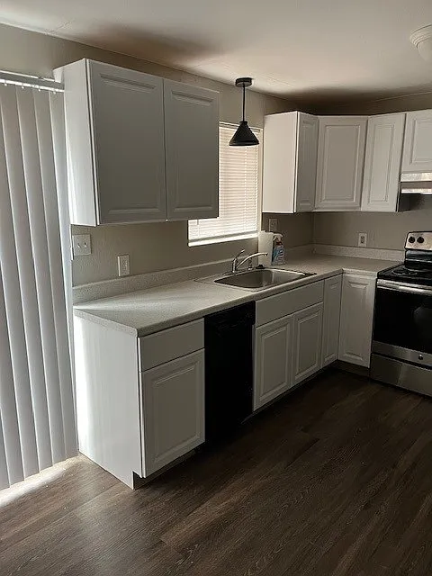 Fully Updated 2-Story Townhouse In Old Town Longmont! Free First Month Rent Promo! — Photo 2