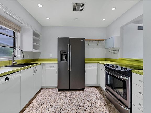 5th image of 2633 Sunnyside St