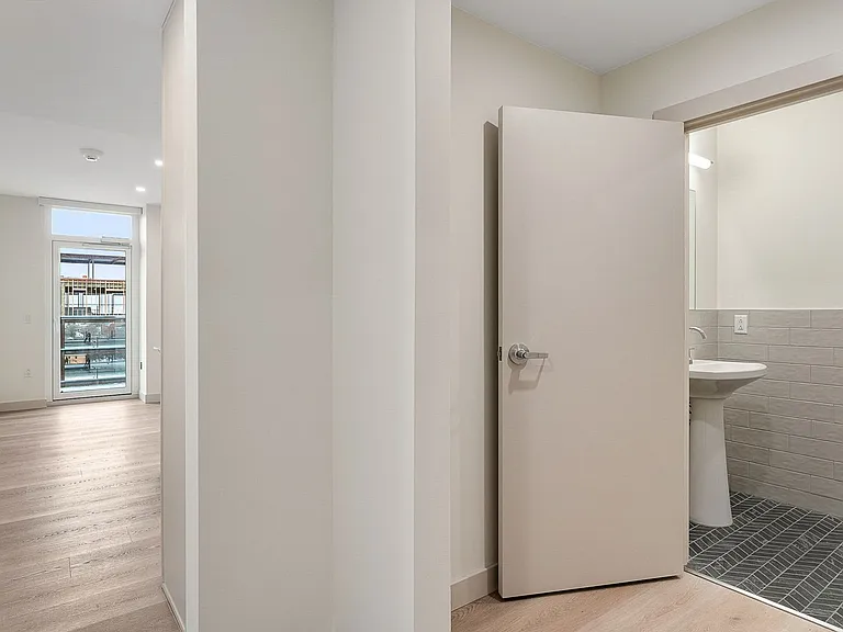 Bank Street Apartments at Burlington Square — Photo 13