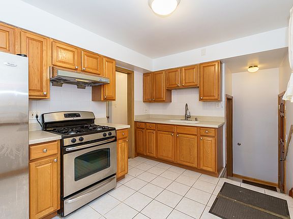 4th image of 7427 N Oconto Ave
