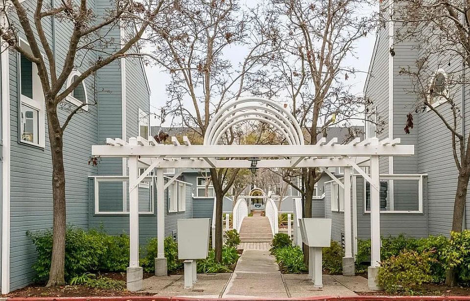 2nd image of 84 Boardwalk Pl #844
