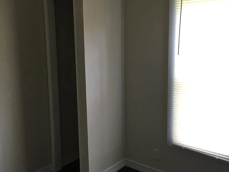 907 B St SE — Photo 3