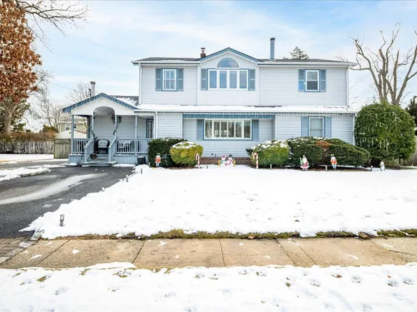 654 Bermuda Road, West Babylon, NY 11704