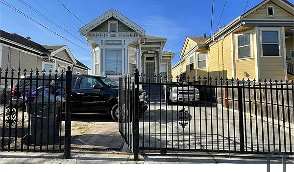2 bed, 700 sqft, $2,700 — Photo 1