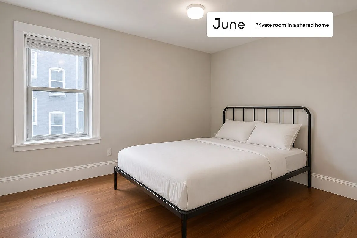 Queen bedroom in 4 bed/2 bath home in Brighton #368 C — Photo 1