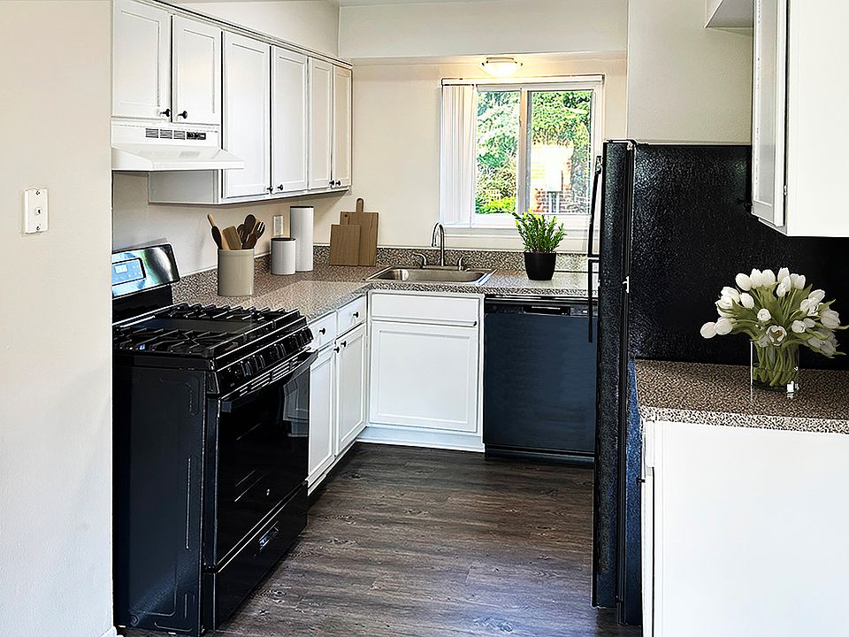 Luxury ranch style apartments and townhomes in Shelby Township with full basement, washer and dryer, relaxing pool and sundeck.
