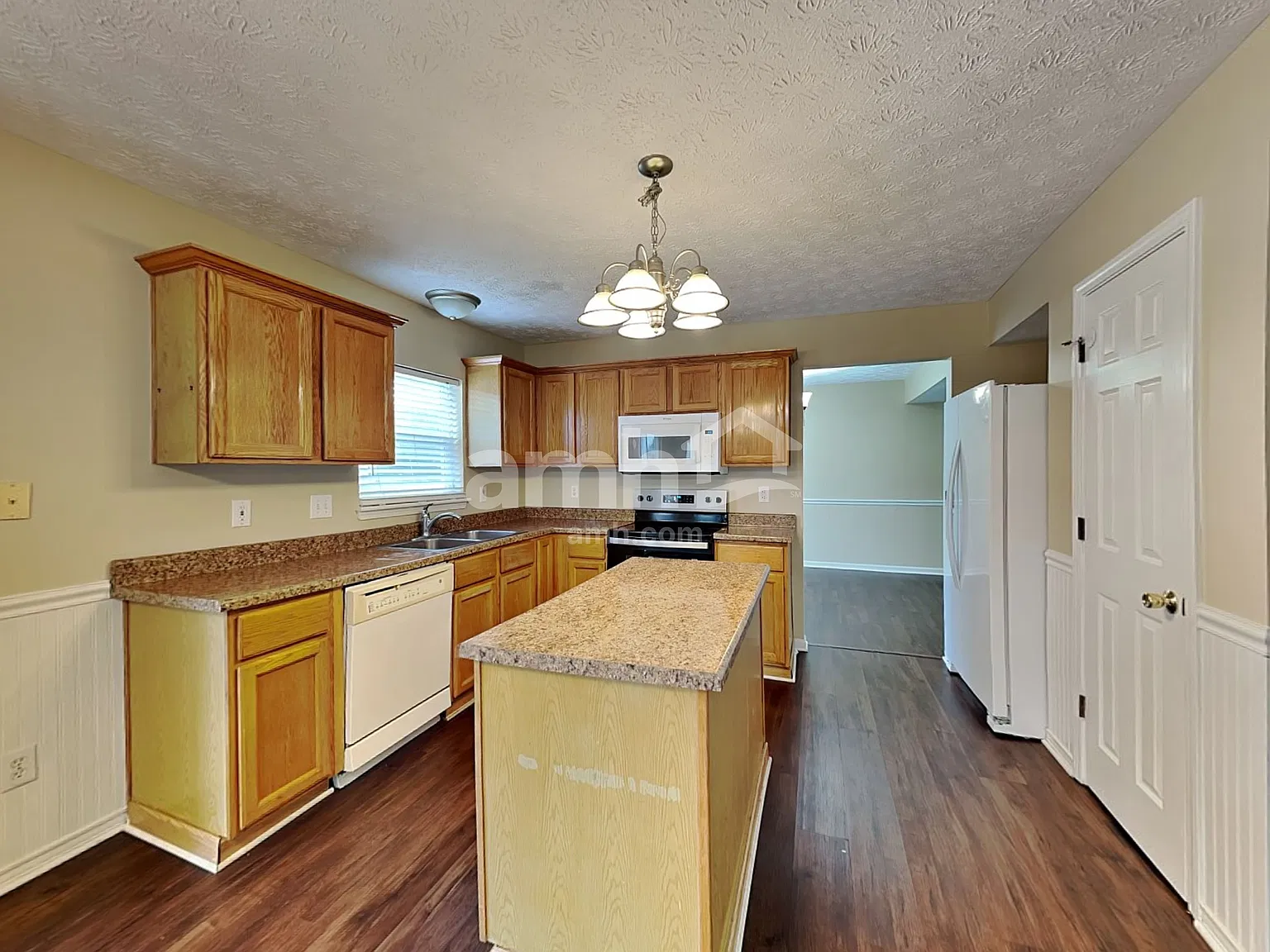 4 bed, 2.5 bath, 2024 sqft, $2,280 — Photo 3