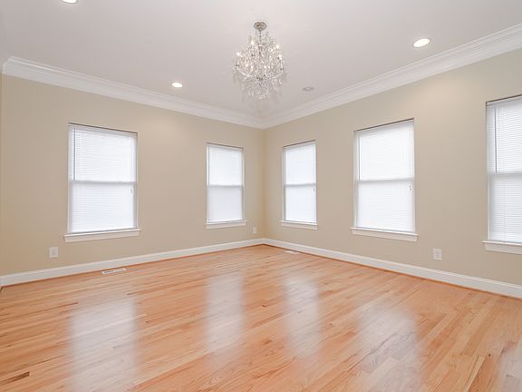 4th image of 7336 Roseland Ave