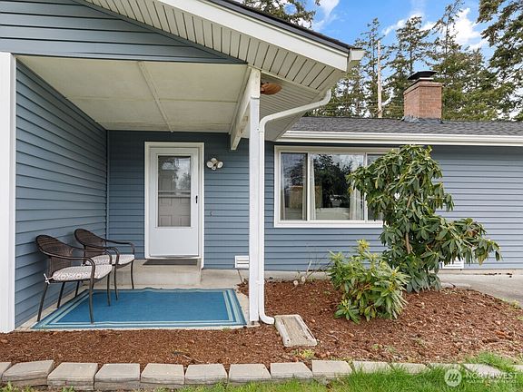 2nd image of 782 NW Hyak Drive