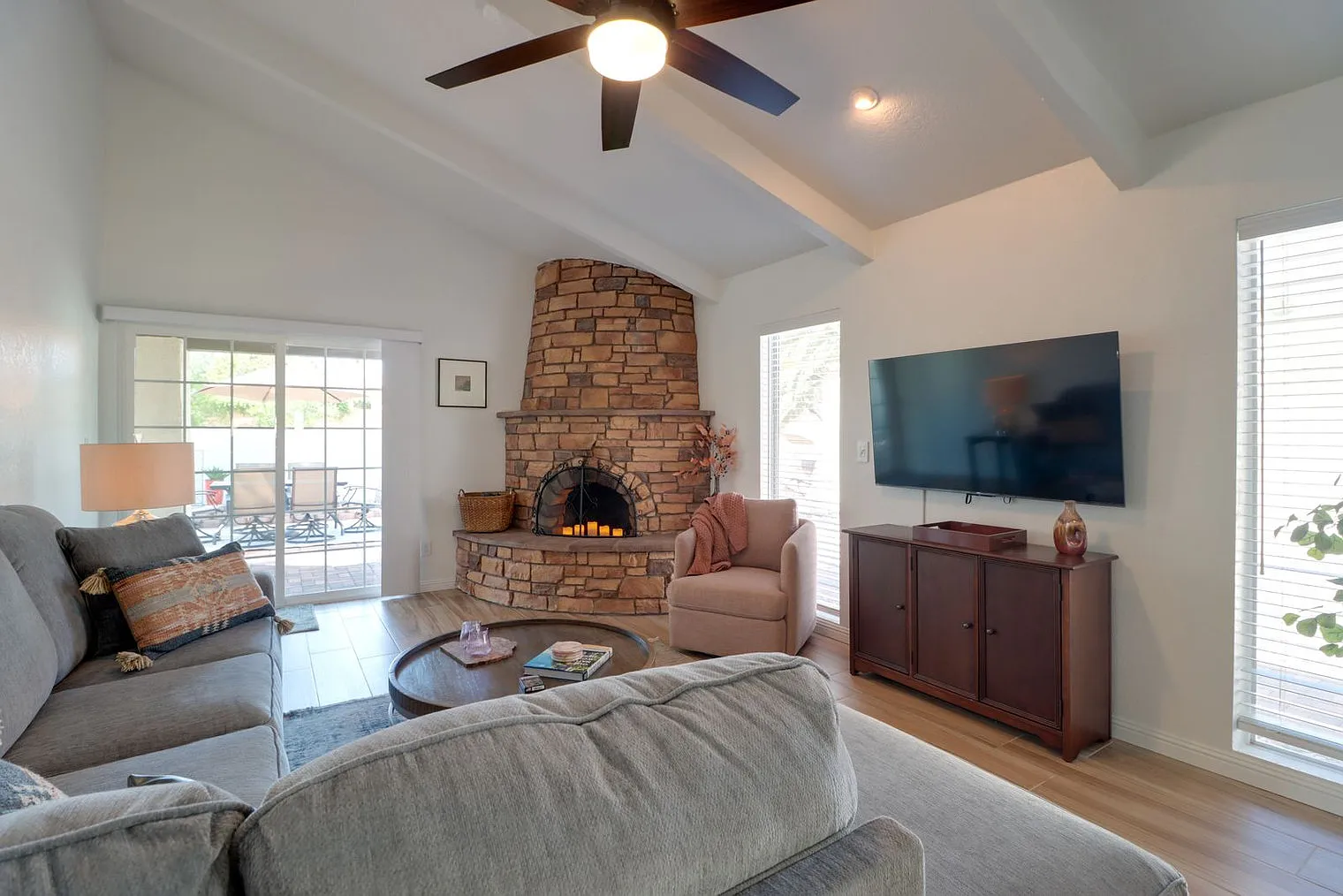2 bed, 2.0 bath, 1614 sqft, $2,871 — Photo 3