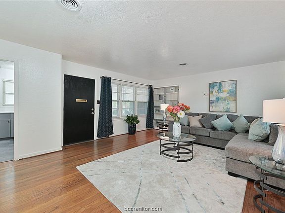 4th image of 209 Fleetwood St