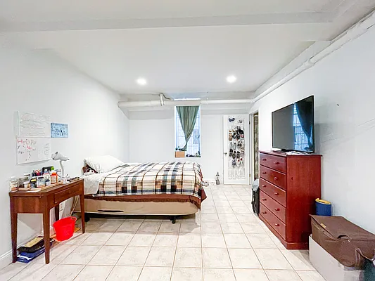 Rented by Urban Real Estate Property Group Inc | media 7