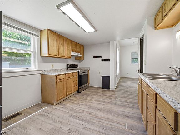 3rd image of 115 W 30th St