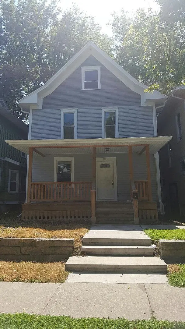 Wellington Heights - 1403 5th Ave SE — Photo 1