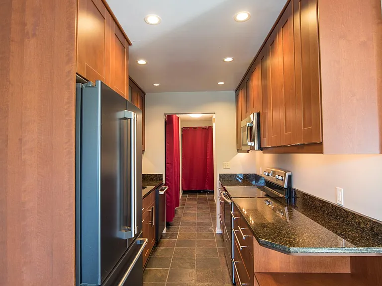 2562 Thorndyke Ave W #303 — Photo 5