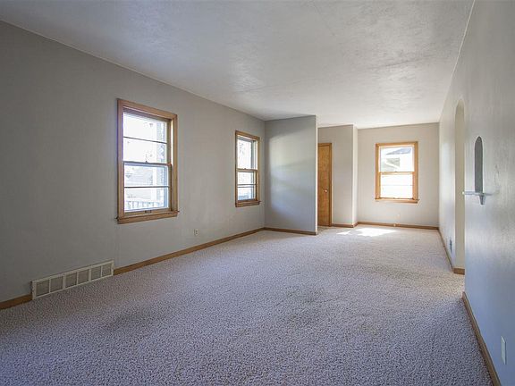 4th image of 922 W 11th St