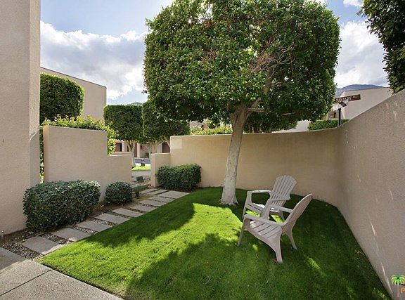 4th image of 829 N Village Sq