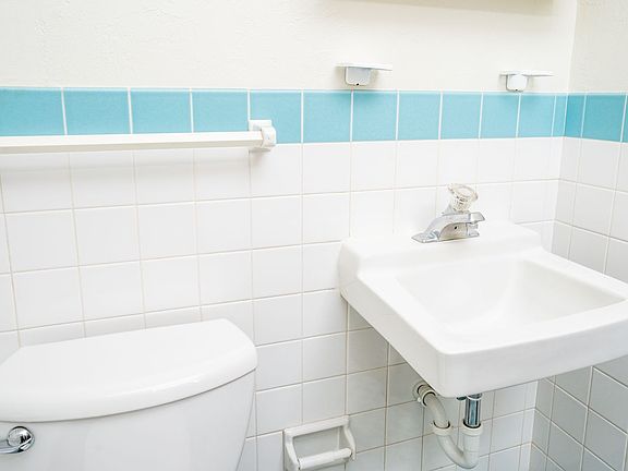 4th image of 48 27th Ave SE #36
