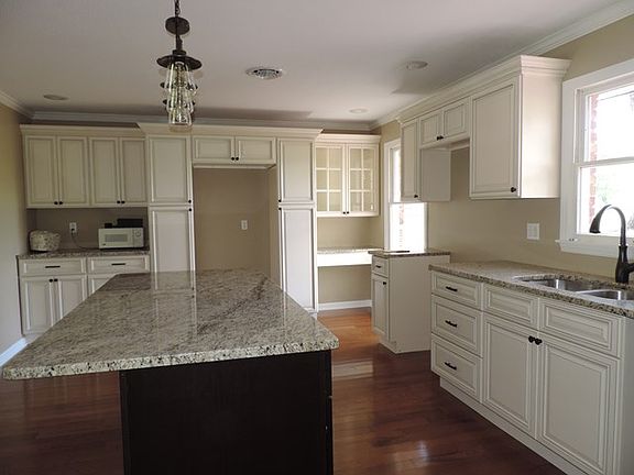 5th image of 232 Kennedy Dr