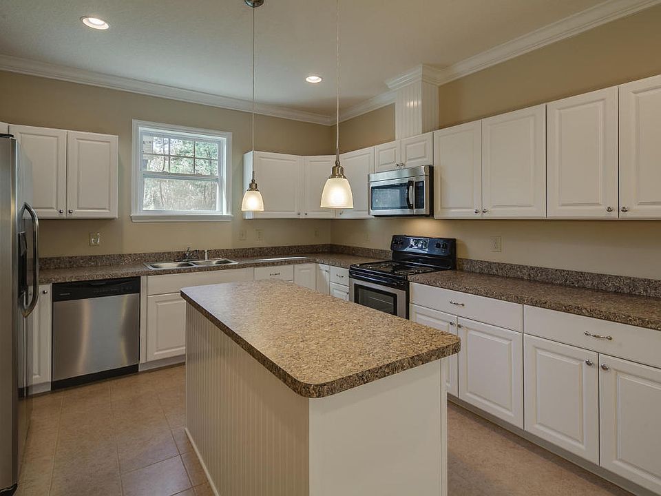 1st image of 462 Winter St
