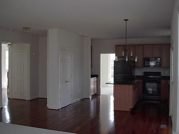 Kitchen w/wood flooring