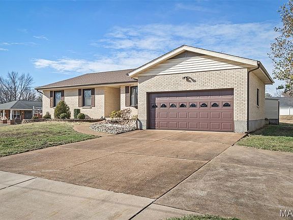 3rd image of 9803 Hilltop Dr