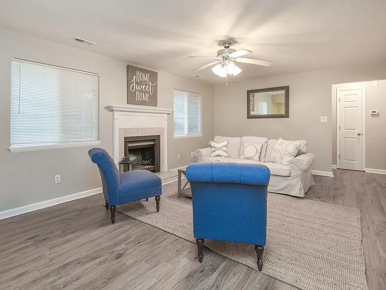 1423 Goldfinch Ln — Photo 7