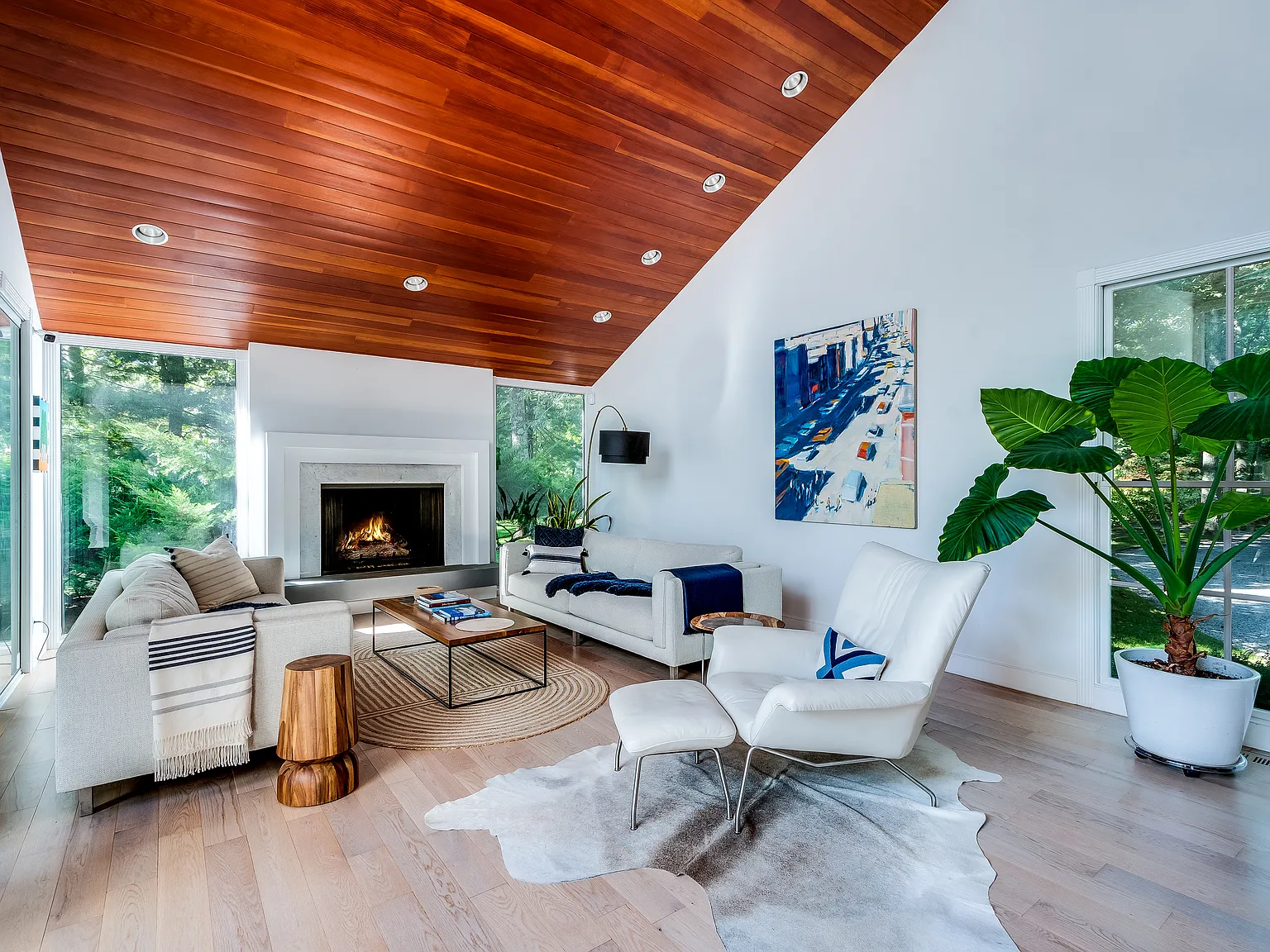 Stylish Contemporary with Pool & Tennis — Photo 4