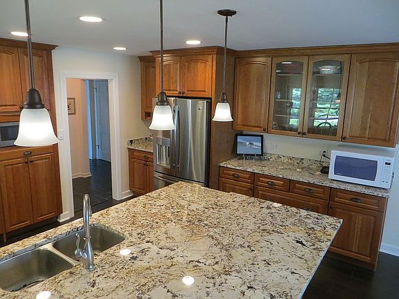 4th image of 2406 Pomona Ln