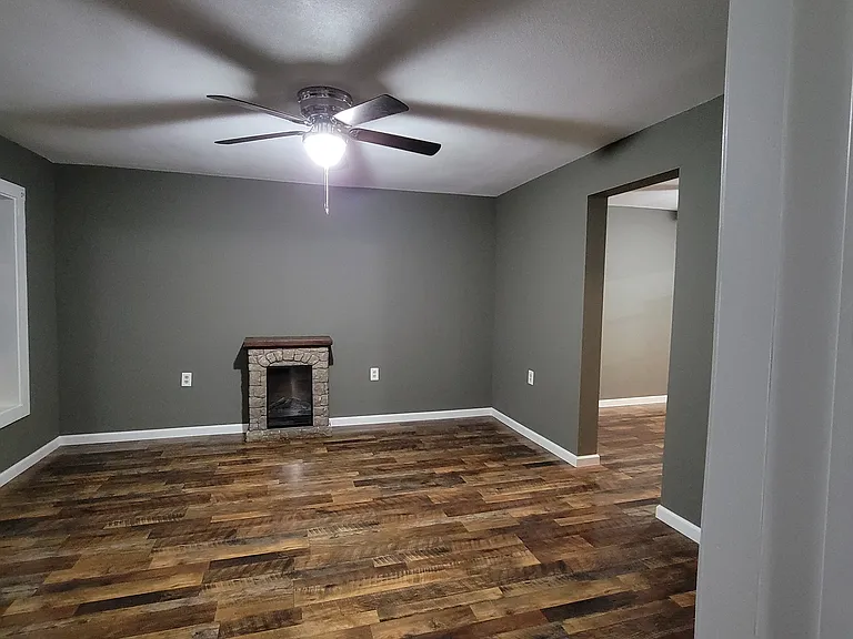125 S Thompson Ave — Photo 3