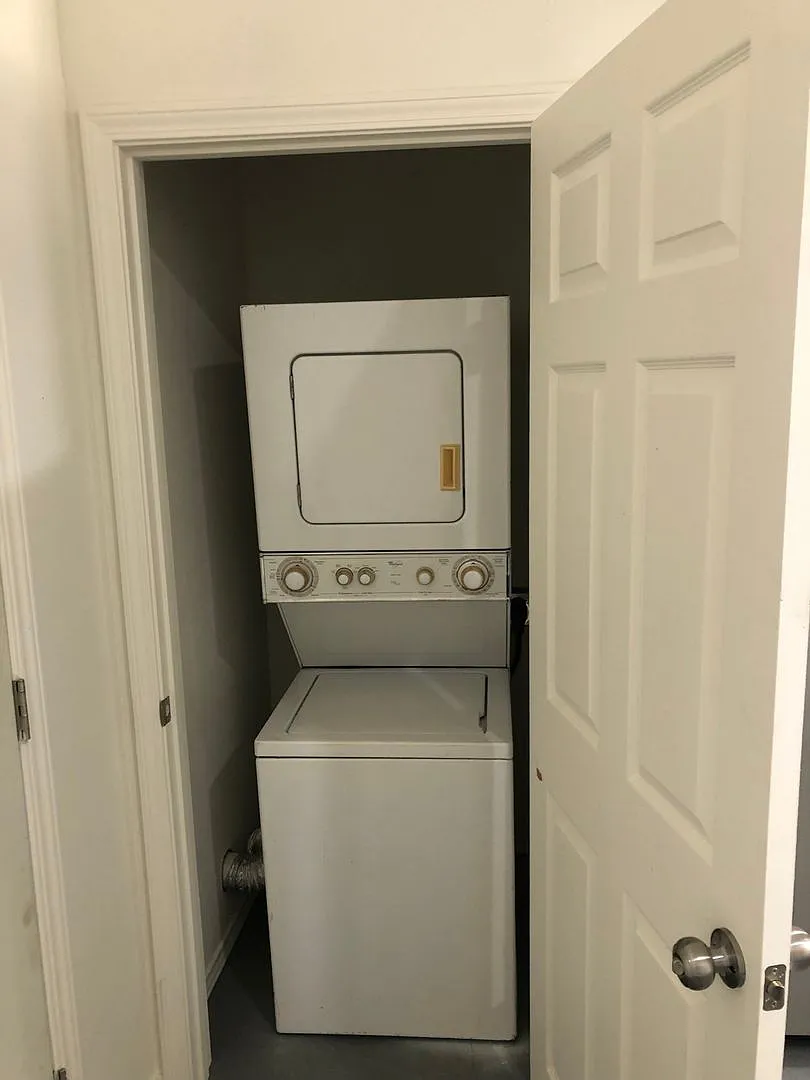 Charming 2BR Duplex in Mineola — Photo 3