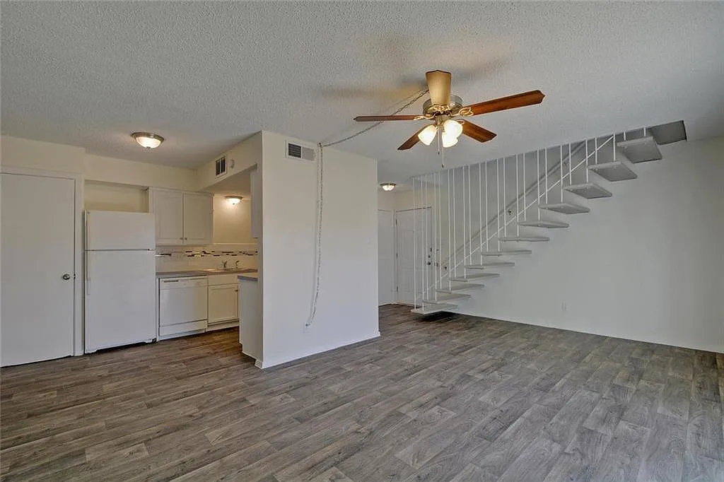2 bed, 1.5 bath, 900 sqft, $1,295 — Photo 1