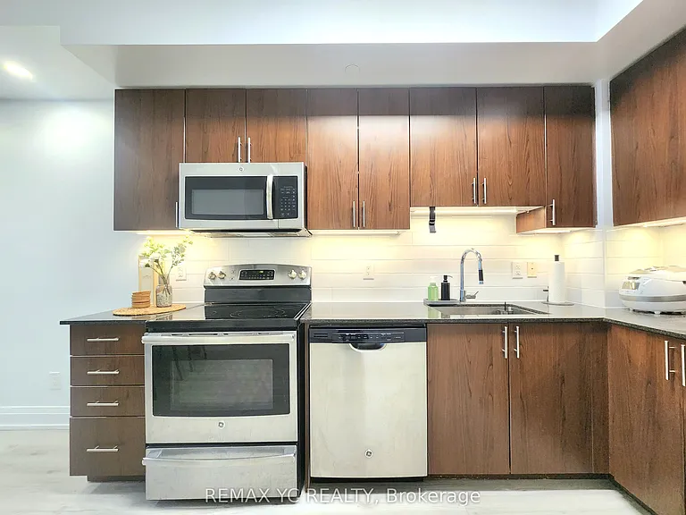 7165 Yonge St #1007 — Photo 6