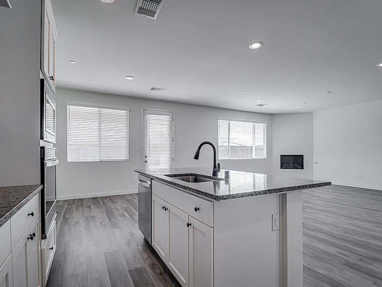 15017 Maryvale Ave — Photo 6