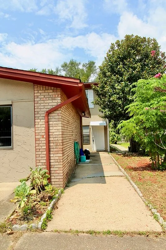 3 bed, 3.0 bath, 1990 sqft, $2,150 — Photo 2