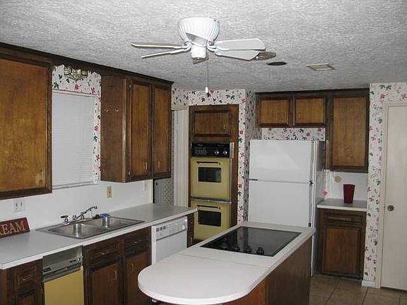 3rd image of 2223 Holly Knoll St