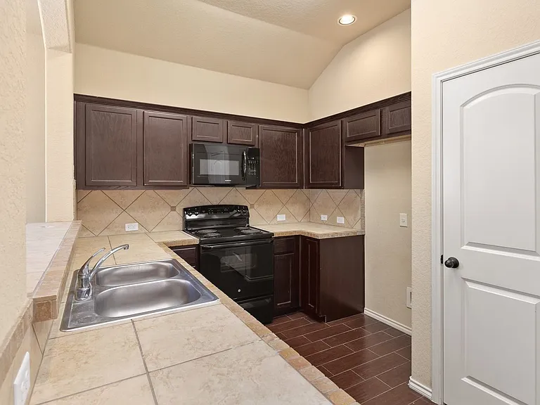 533 Creekside Cir — Photo 5
