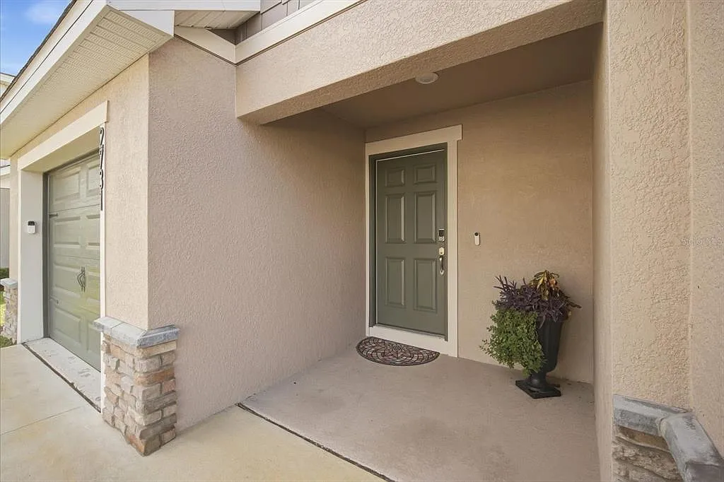 3 bed, 2.5 bath, 1899 sqft, $2,300 — Photo 2