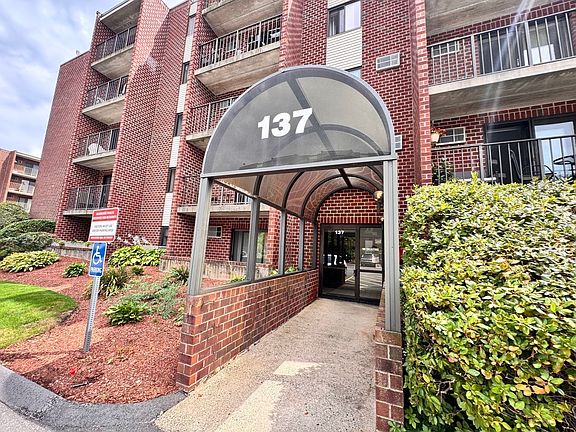 5th image of 137 Franklin St APT 304