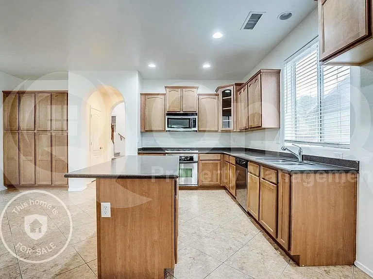 1195 E Gail Dr — Photo 3