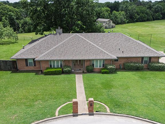 2nd image of 1215 Oakwood Trl