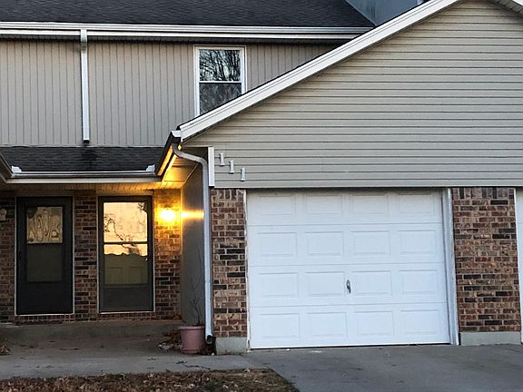 2nd image of 111 NE Timbercreek Dr
