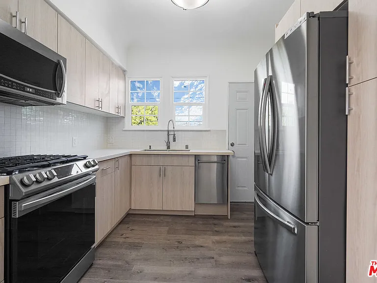 228 S Reeves Dr #D — Photo 4
