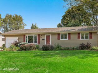 521 Arrowhead Trl, Carol Stream, IL 60188