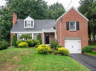 35 Roberts Ln, West Hartford, CT 06107