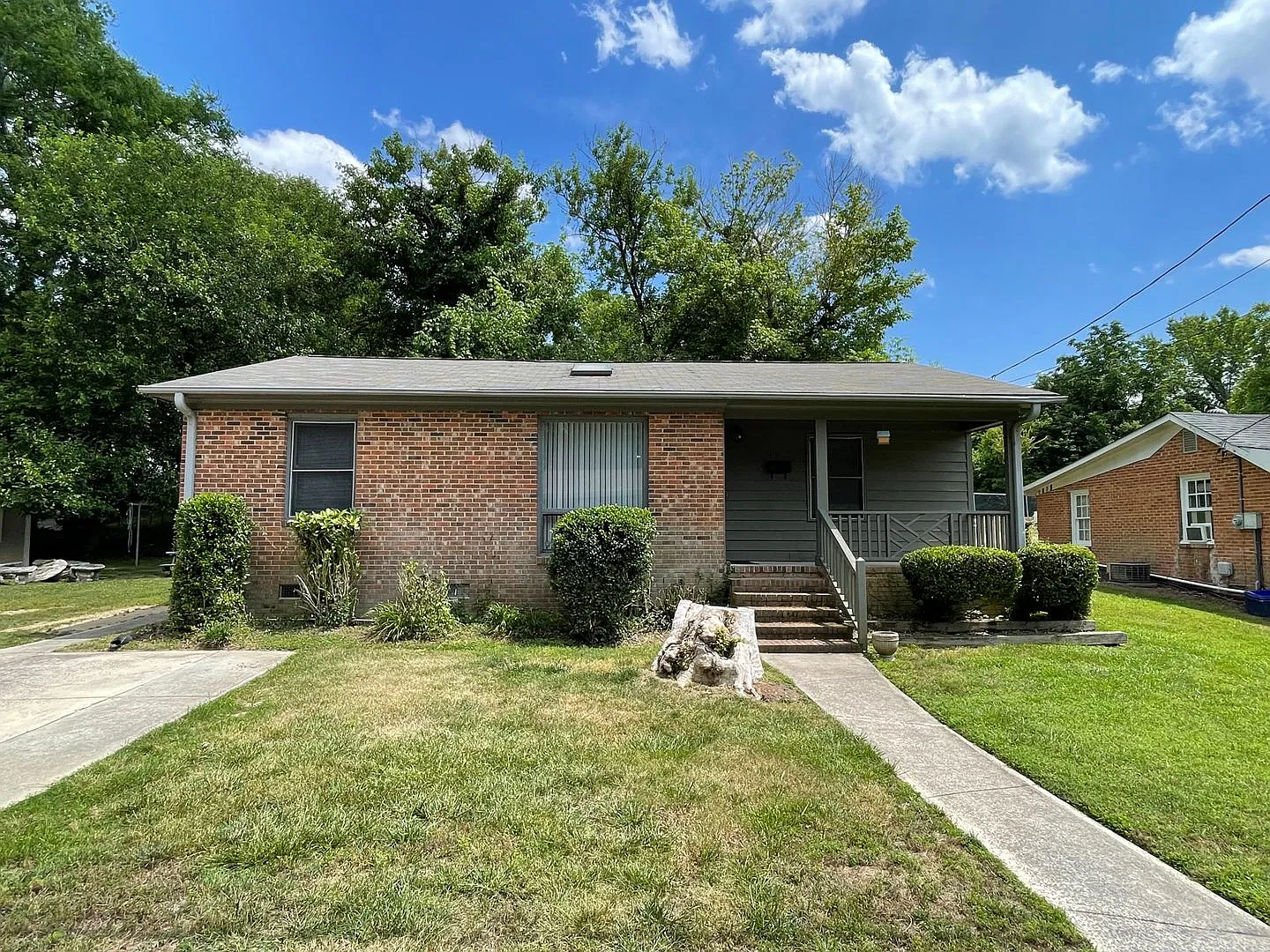 3 Blocks to Rosemary & Franklin St.! Walk to Campus from this cool house w/ deck, parking & more! — Photo 1